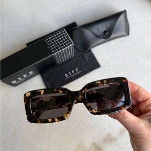 Diff Eyewear Indy Sunglasses in Espresso Tortoise DE01-0582-ETGYN
